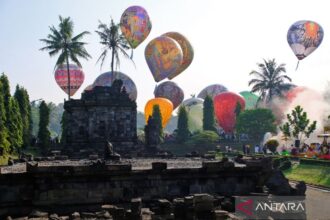 Langit Candi Ngawen Meriah dengan 25 Balon Tradisional saat Waisak