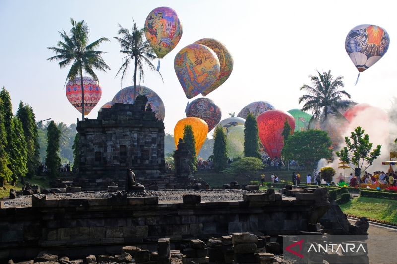 Langit Candi Ngawen Meriah dengan 25 Balon Tradisional saat Waisak
