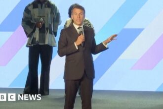 Macron Minta Hadirin Diam di KTT Africa Forward