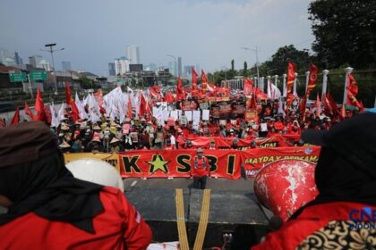 Massa Buruh Kepung Gedung DPR pada May Day 2026