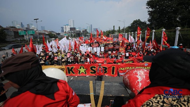 Massa Buruh Kepung Gedung DPR pada May Day 2026