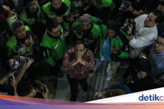 Nadiem Makarim Dipeluk Ojol Usai Dituntut 18 Tahun Penjara