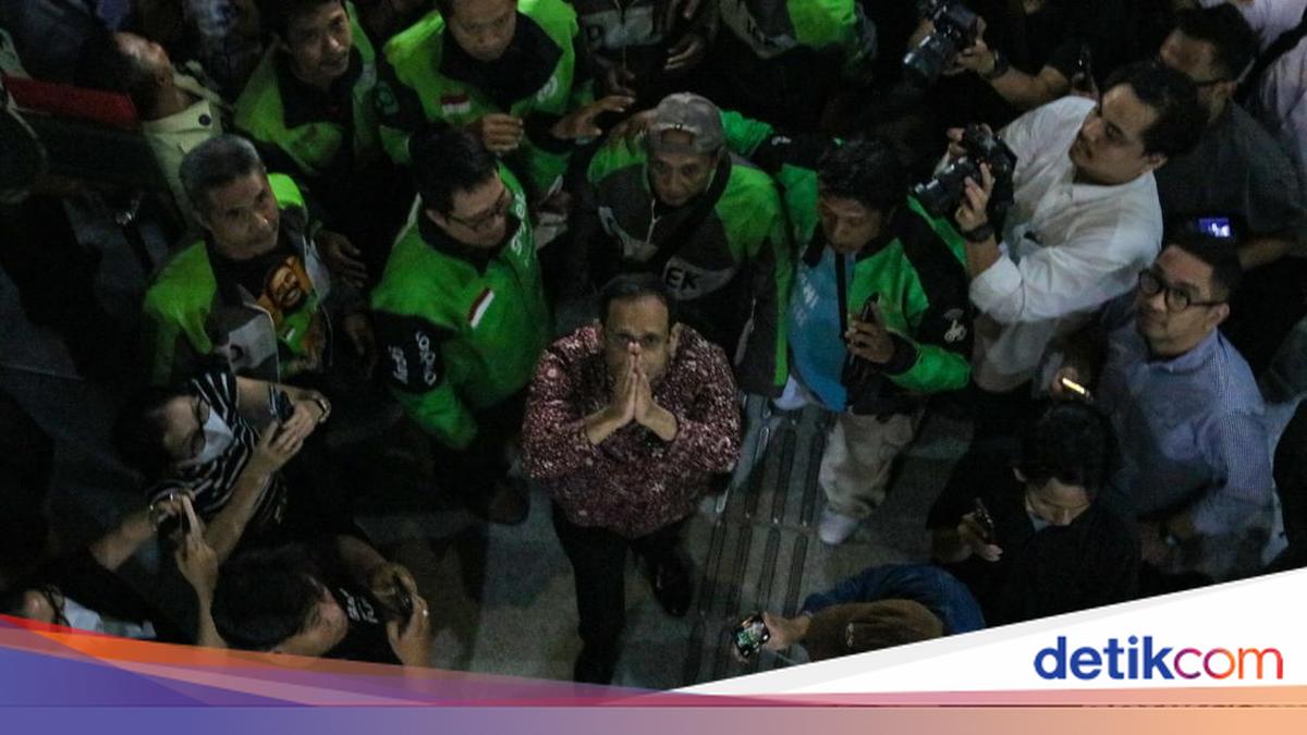 Nadiem Makarim Dipeluk Ojol Usai Dituntut 18 Tahun Penjara