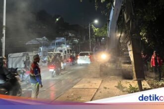 Pembongkaran untuk Perbaikan Jalan Amblas di Lenteng Agung Dimulai