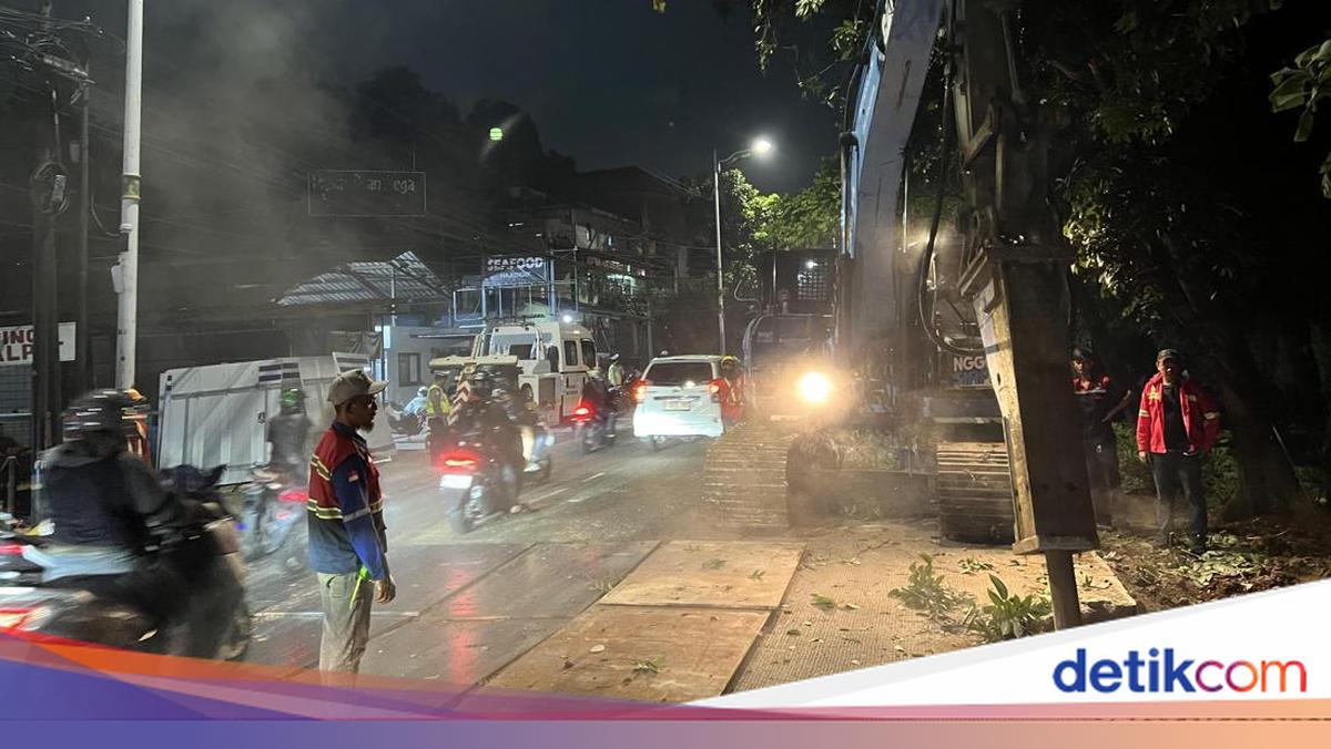 Pembongkaran untuk Perbaikan Jalan Amblas di Lenteng Agung Dimulai