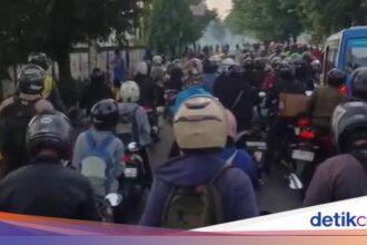 Pemotor Nekat Terobos Tawuran Dekat Stasiun Klender