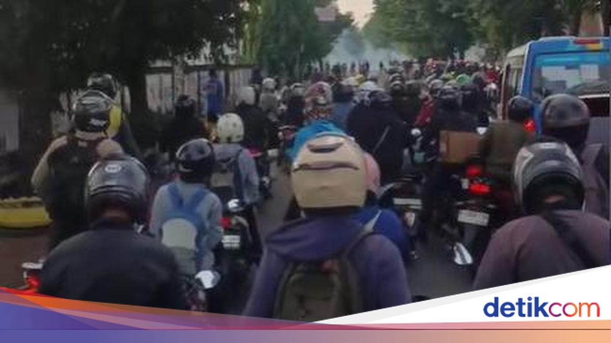 Pemotor Nekat Terobos Tawuran Dekat Stasiun Klender
