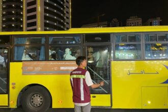 Peran Vital Penjaga Halte Bus Shalawat bagi Jemaah Haji
