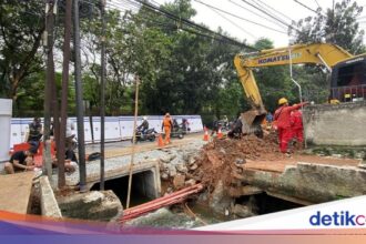Perbaikan Jalan Amblas Lenteng Agung Dikebut, Gorong-Gorong Terpasang