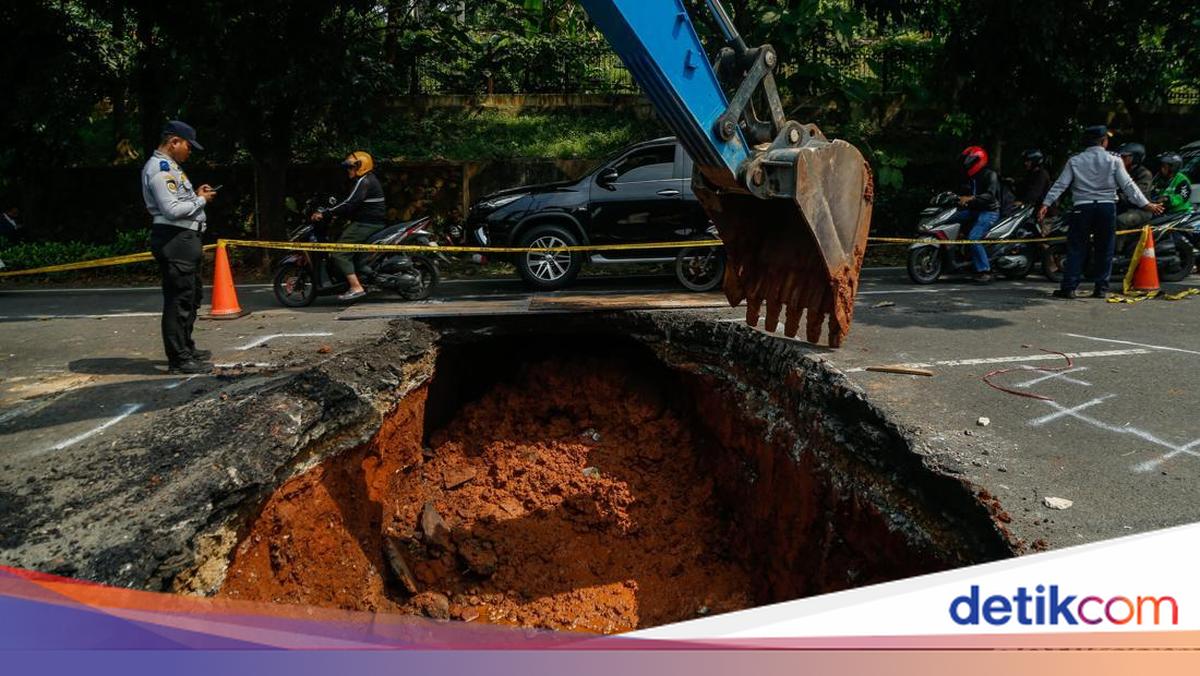 Perbaikan Jalan Amblas di Lenteng Agung Ditarget Selesai dalam Dua Pekan