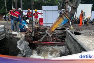 Perbaikan Sinkhole di Lenteng Agung Terkendala Aliran Air Deras