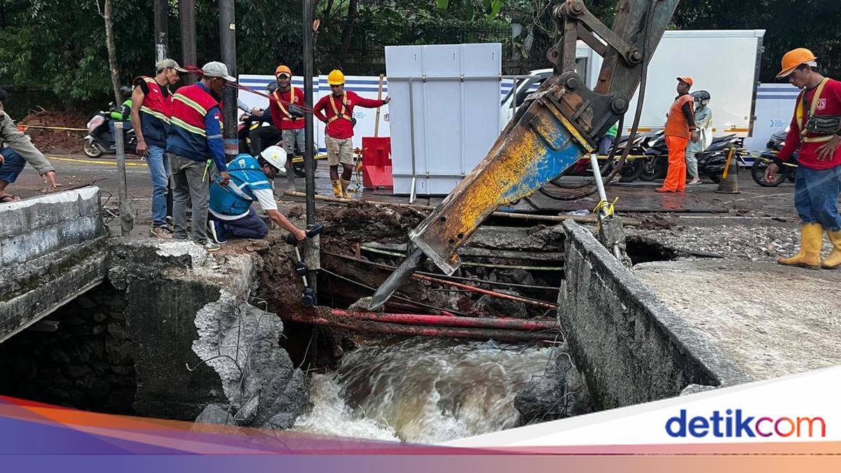Perbaikan Sinkhole di Lenteng Agung Terkendala Aliran Air Deras