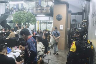 Polisi Gerebek Kantor Judi Online di Hayam Wuruk