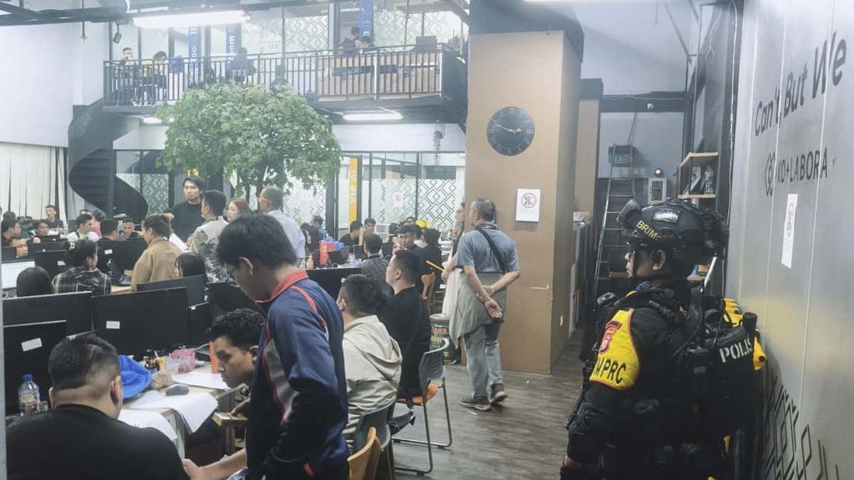 Polisi Gerebek Kantor Judi Online di Hayam Wuruk