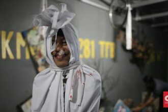 Polisi Klarifikasi Viral Pocong Duduk di Teras Warga Depok