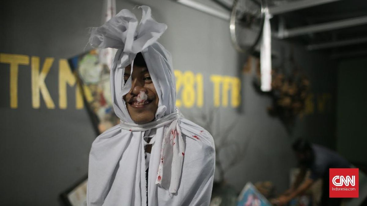 Polisi Klarifikasi Viral Pocong Duduk di Teras Warga Depok