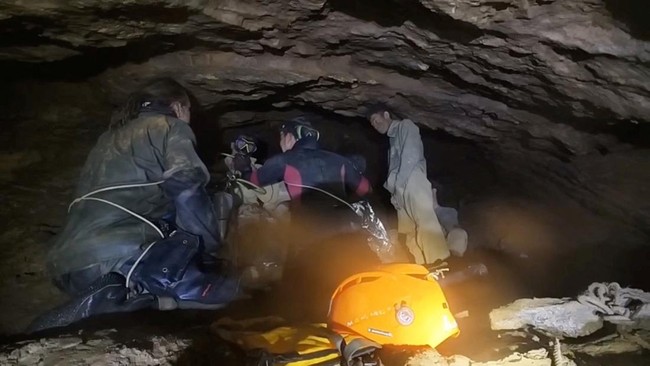 Proses Evakuasi Dramatis Penambang Emas di Gua Laos yang Terendam Banjir