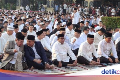 Rano Karno Laksanakan Salat Idul Adha di Balai Kota Jakarta