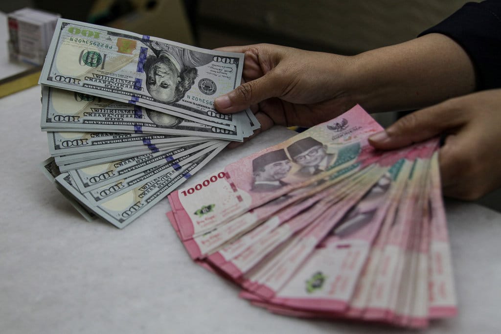 Rupiah Dibuka Melemah Menyentuh Rp17.662 per Dolar AS