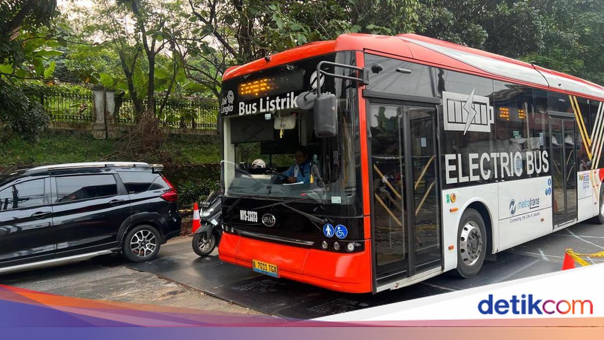 Rute Transjakarta Kembali Normal Usai Perbaikan Jalan Amblas di Lenteng Agung