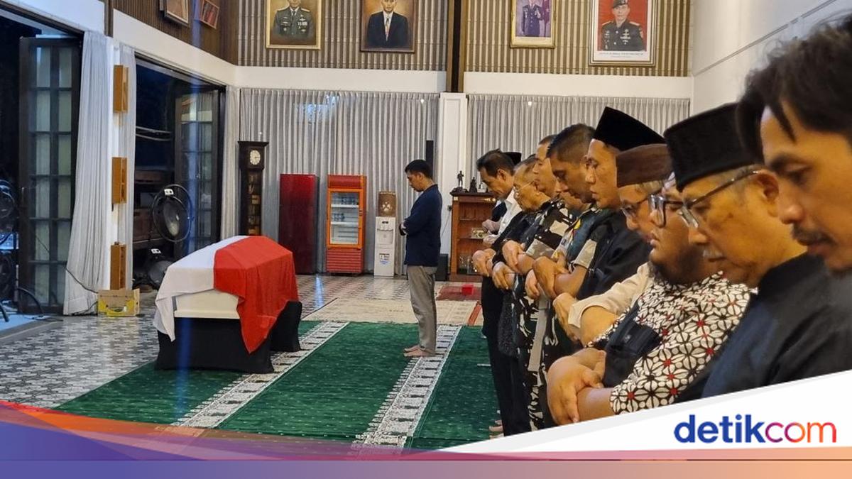 Ryamizard Ryacudu Disalatkan di Rumah Duka Cikeas