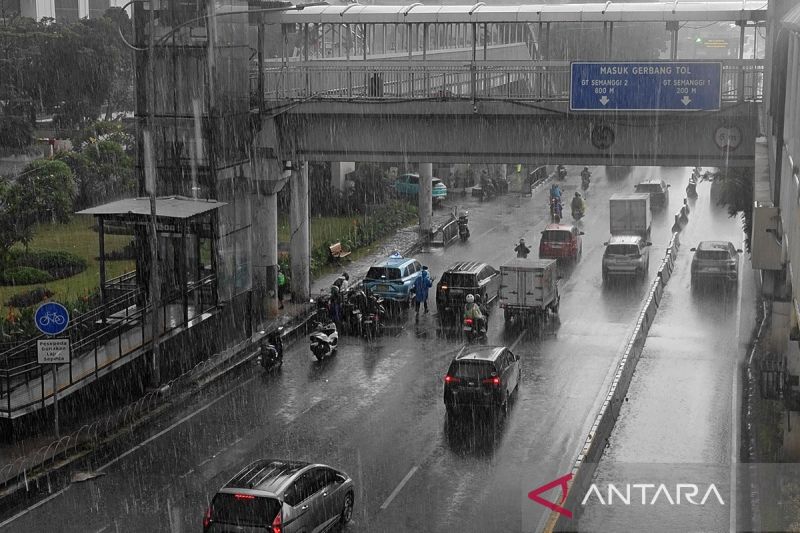 Siklon Tropis Algupit Sebabkan Potensi Hujan Tinggi di Indonesia