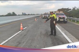 Sopir Ngantuk, Mobil Anggota DPR Gus Hilman Tabrak Truk