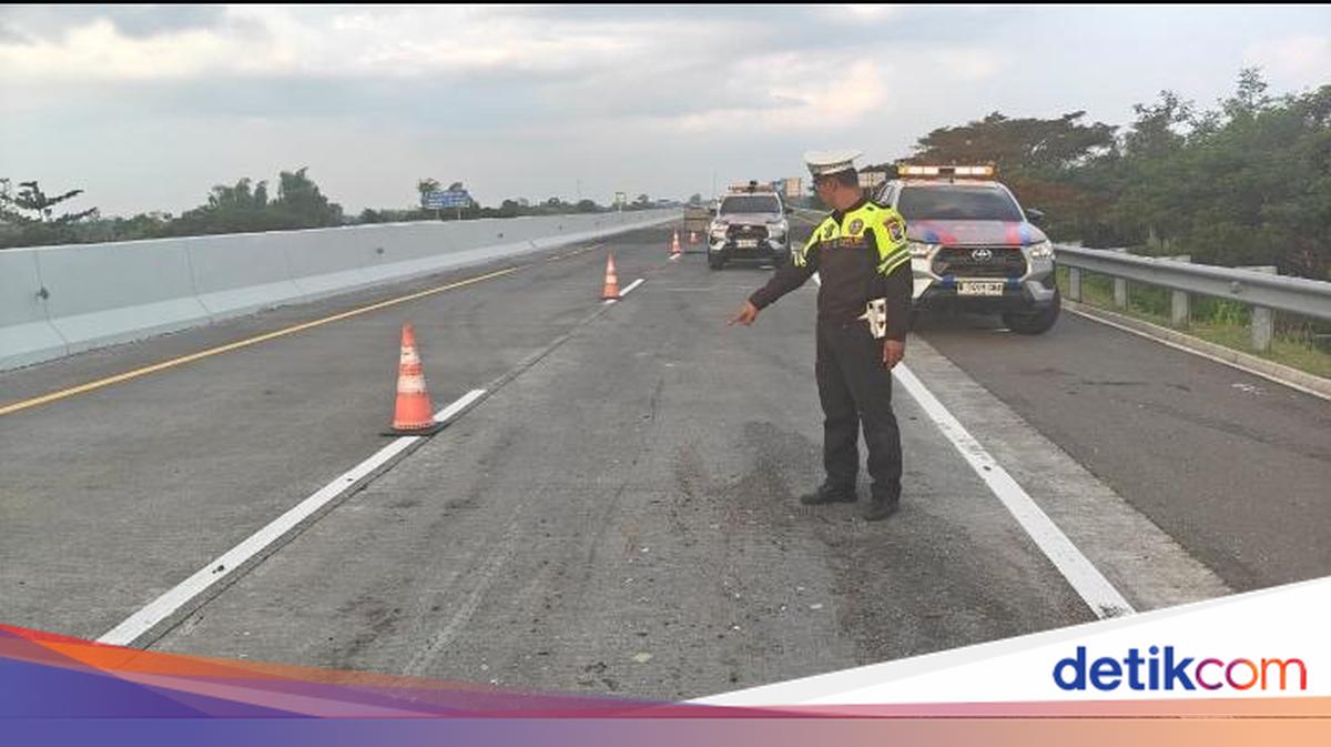 Sopir Ngantuk, Mobil Anggota DPR Gus Hilman Tabrak Truk