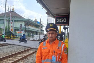 Subambang Selamatkan Pemuda yang Nyaris Terjun ke Rel Kereta
