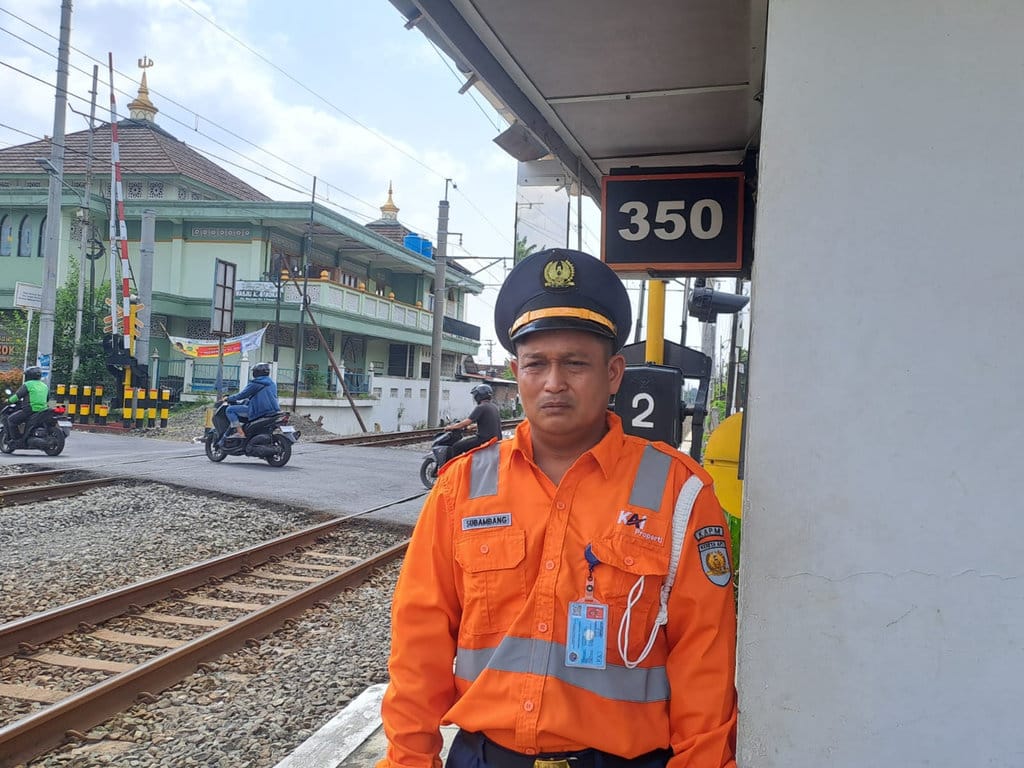 Subambang Selamatkan Pemuda yang Nyaris Terjun ke Rel Kereta
