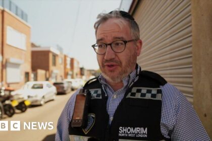 Sukarelawan Tahan Tersangka Penusukan di Golders Green