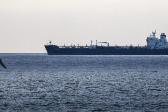 Tanker Iran Tembus Blokade AS, Terdeteksi di Selat Lombok