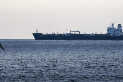 Tanker Iran Tembus Blokade AS, Terdeteksi di Selat Lombok