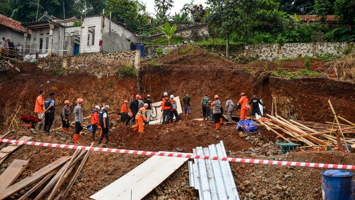 Tebing Longsor di Bogor Akibatkan Masjid Nurul Hikmah Ambruk