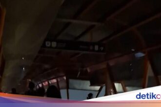 Transjakarta Minta Maaf atas Lampu Skywalk Kebayoran yang Padam