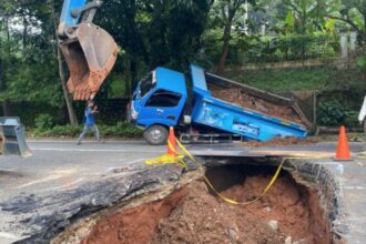 Truk SDA Jakarta Selatan Terperosok di Jalan Amblas Lenteng Agung