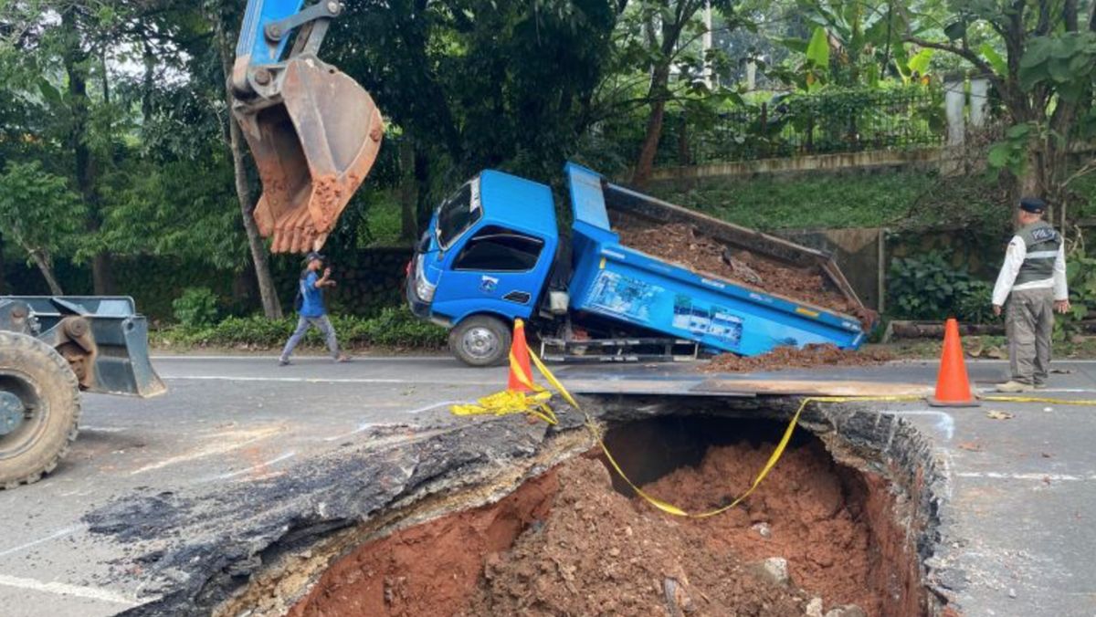 Truk SDA Jakarta Selatan Terperosok di Jalan Amblas Lenteng Agung