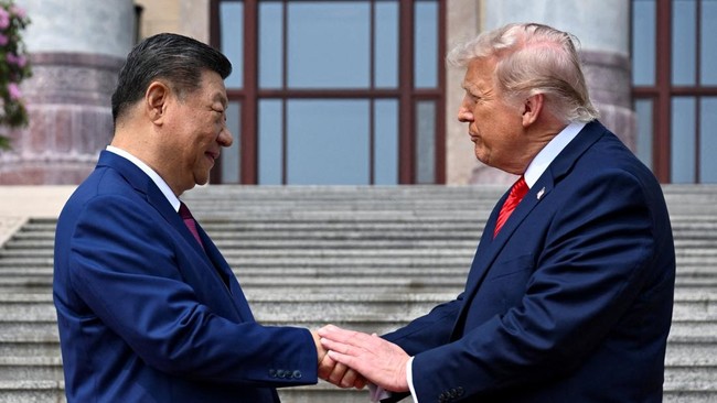 Trump dan Xi Bersalaman di Tengah Ketegangan Geopolitik