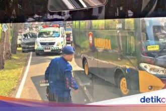Video Viral: Mobil Presiden Prioritaskan Ambulans di Nganjuk