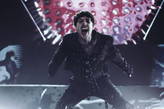 Vokalis Bring Me The Horizon Kena Gegar Otak di Konser