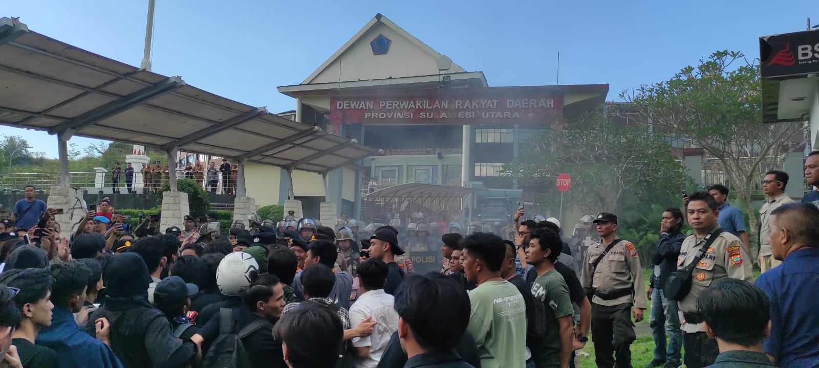 Mahasiswa unjuk rasa di gedung DPRD Sulut, gugat kebijakan negara di momen Hardiknas