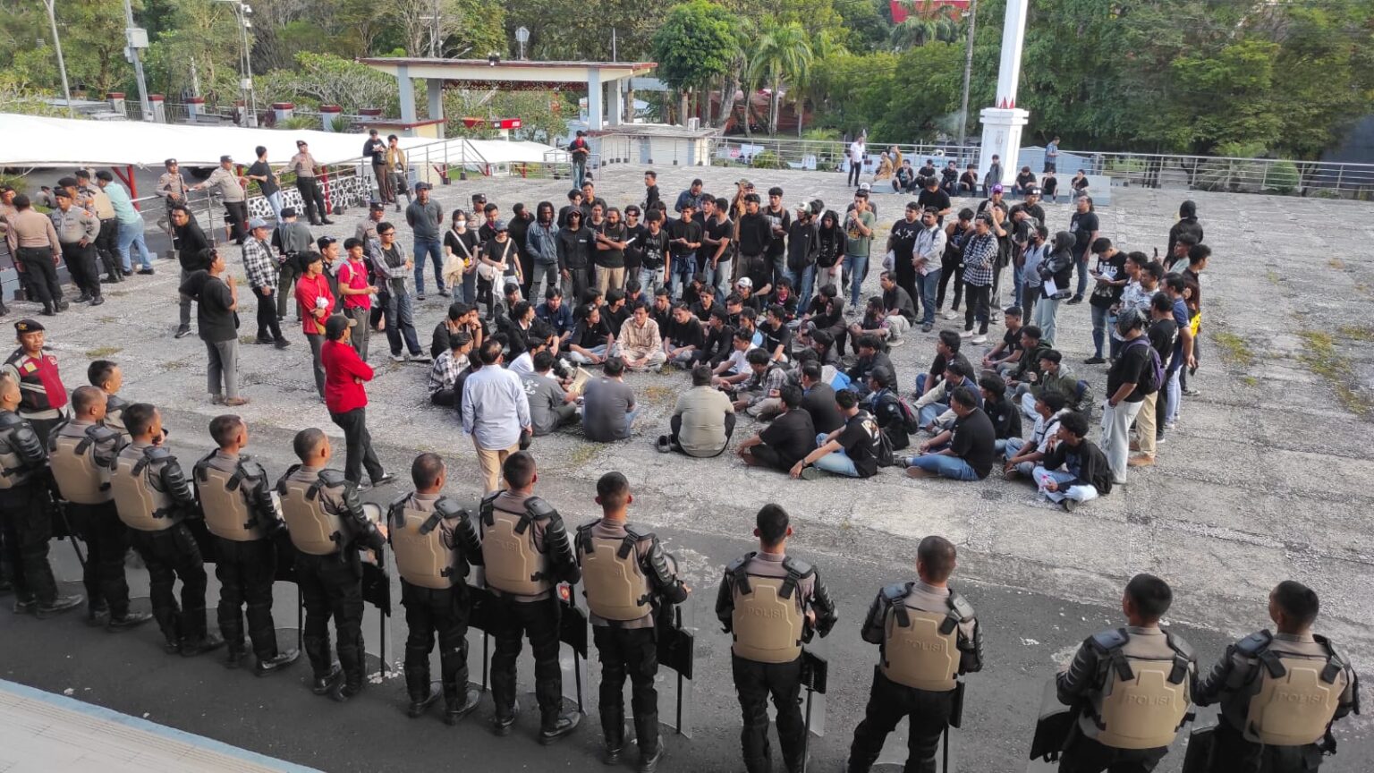 Mahasiswa unjuk rasa di gedung DPRD Sulut, gugat kebijakan negara di momen Hardiknas
