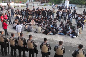 Mahasiswa unjuk rasa di gedung DPRD Sulut, gugat kebijakan negara di momen Hardiknas