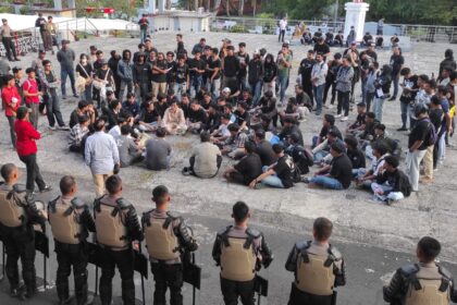 Mahasiswa unjuk rasa di gedung DPRD Sulut, gugat kebijakan negara di momen Hardiknas