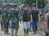 FOTO: Banjir surut, lumpur tersisa: Ratusan warga Solimandungan mulai bersihkan rumah