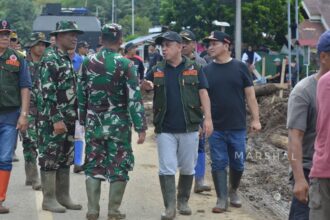 FOTO: Banjir surut, lumpur tersisa: Ratusan warga Solimandungan mulai bersihkan rumah