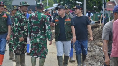 FOTO: Banjir surut, lumpur tersisa: Ratusan warga Solimandungan mulai bersihkan rumah