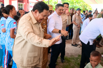 Momen haru di Miangas: Presiden Prabowo kenang ibunda hingga berjoget bersama warga