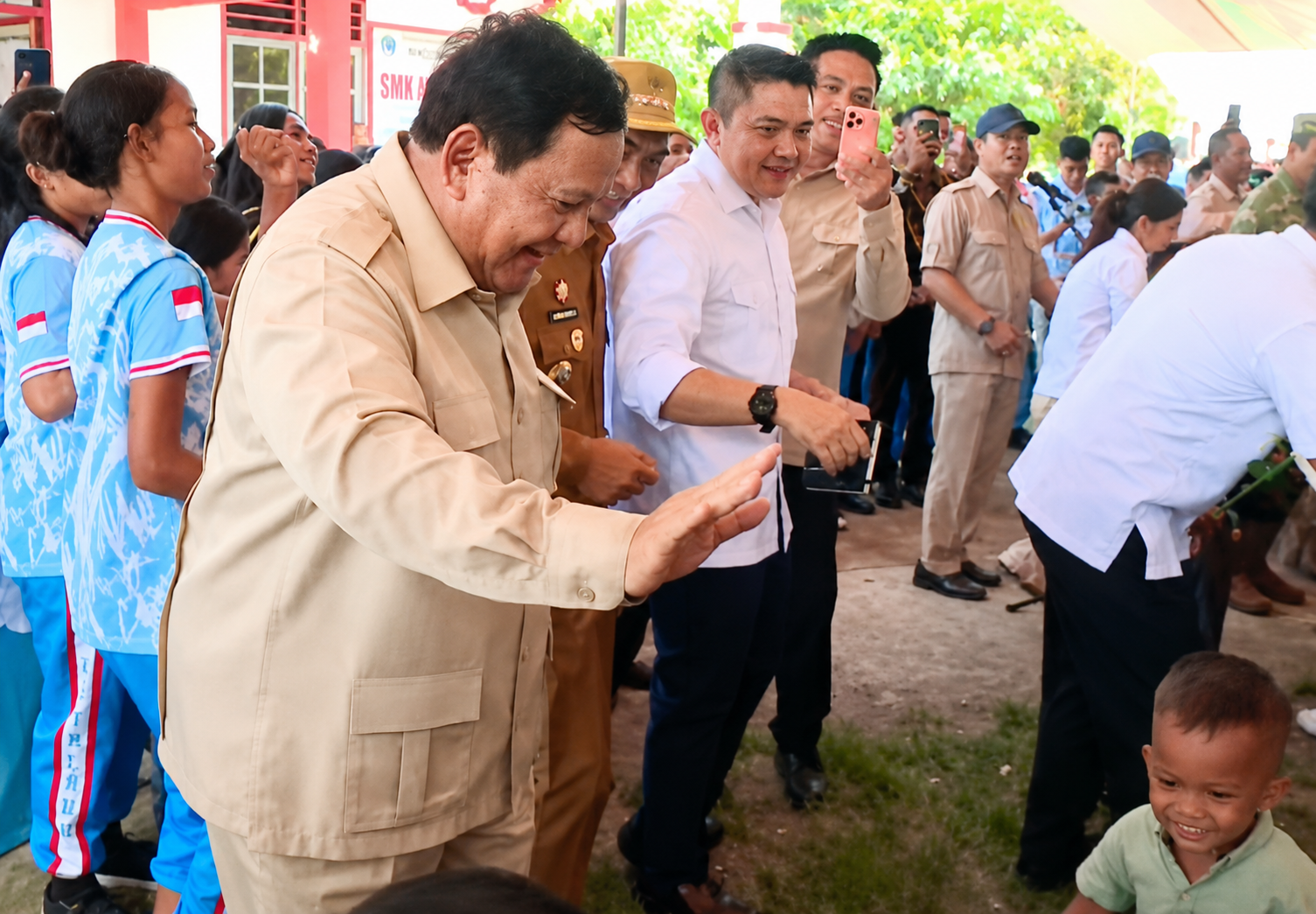 Momen haru di Miangas: Presiden Prabowo kenang ibunda hingga berjoget bersama warga