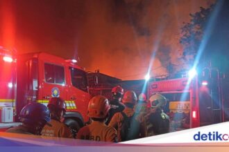 33 Mobil Damkar Dikerahkan ke Kebakaran di Kemayoran